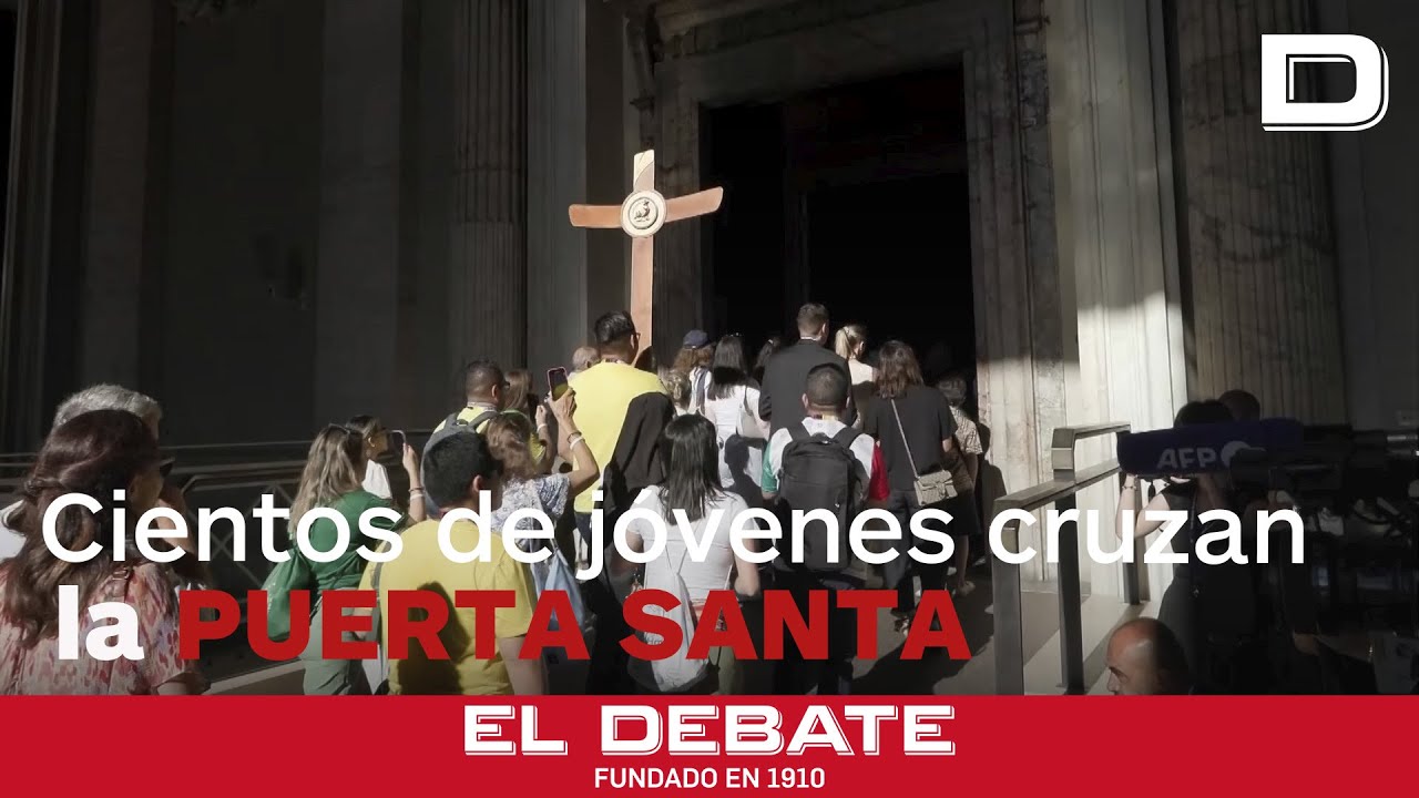 Así cruzan la Puerta Santa miles de jóvenes peregrinos en el Jubileo del Vaticano