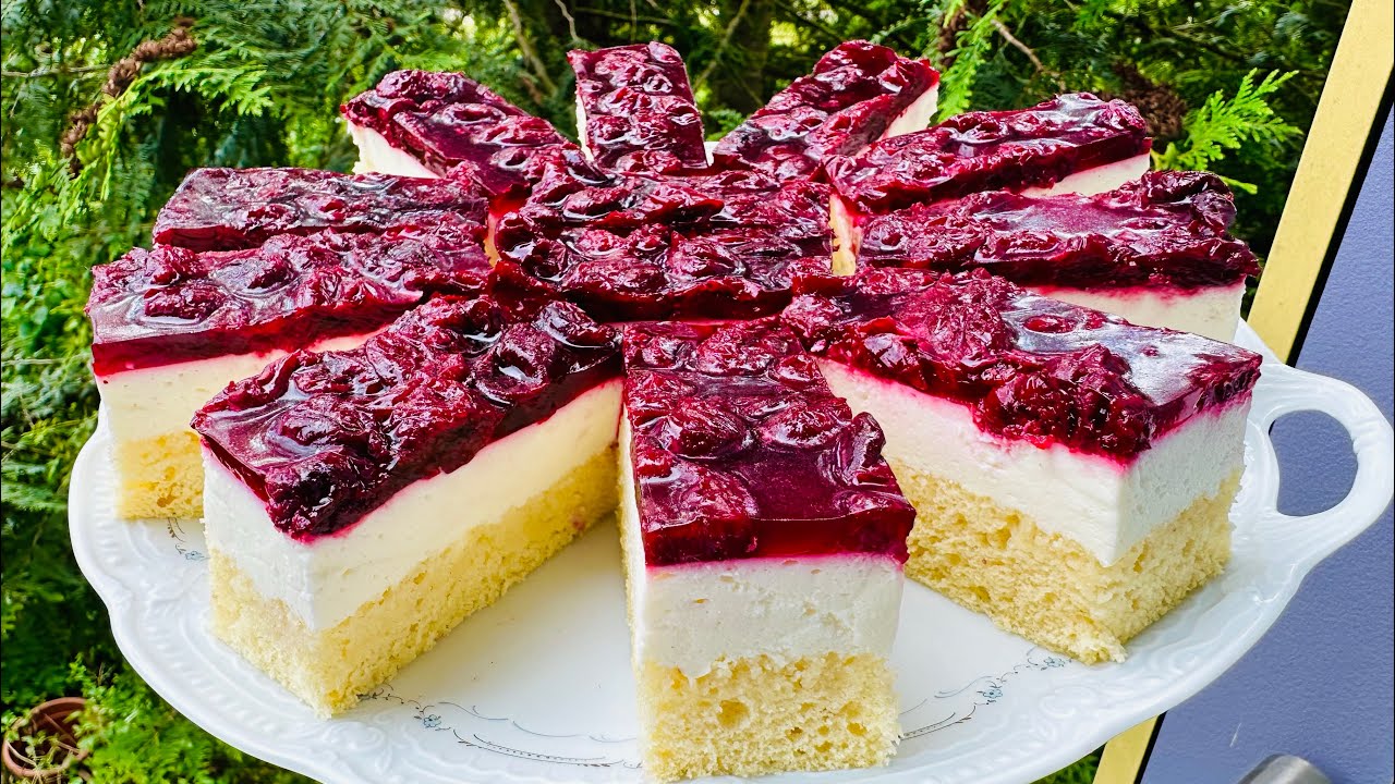 Prăjitura cu cremă de iaurt și jeleu cu vișine - un deliciu catifelat dulce, acrișor