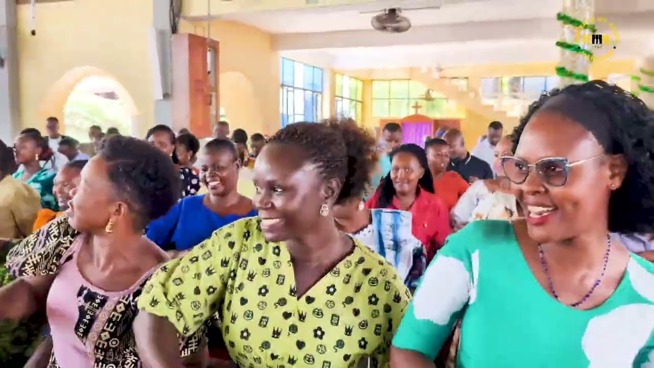 Mt. Kizito Makuburi - Nyota ya Mashariki (Live Performance)