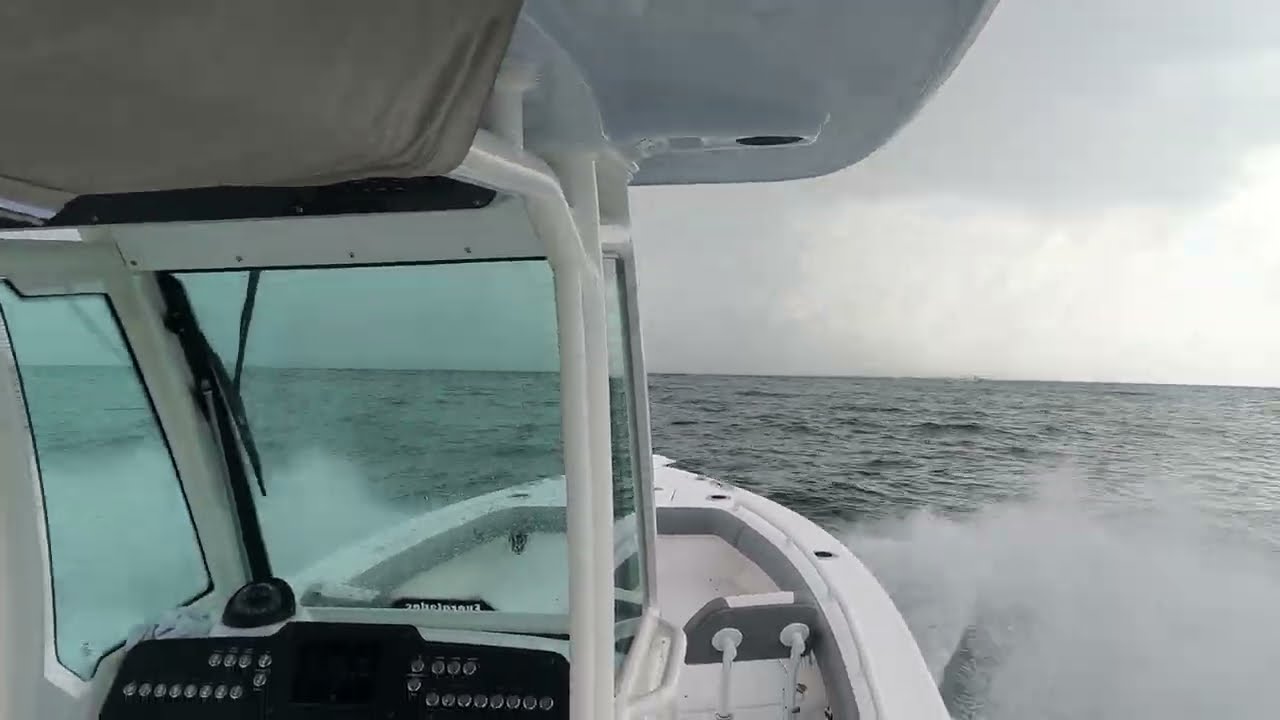 Everglades 253 CC Mercury 400 V10 - Running Offshore
