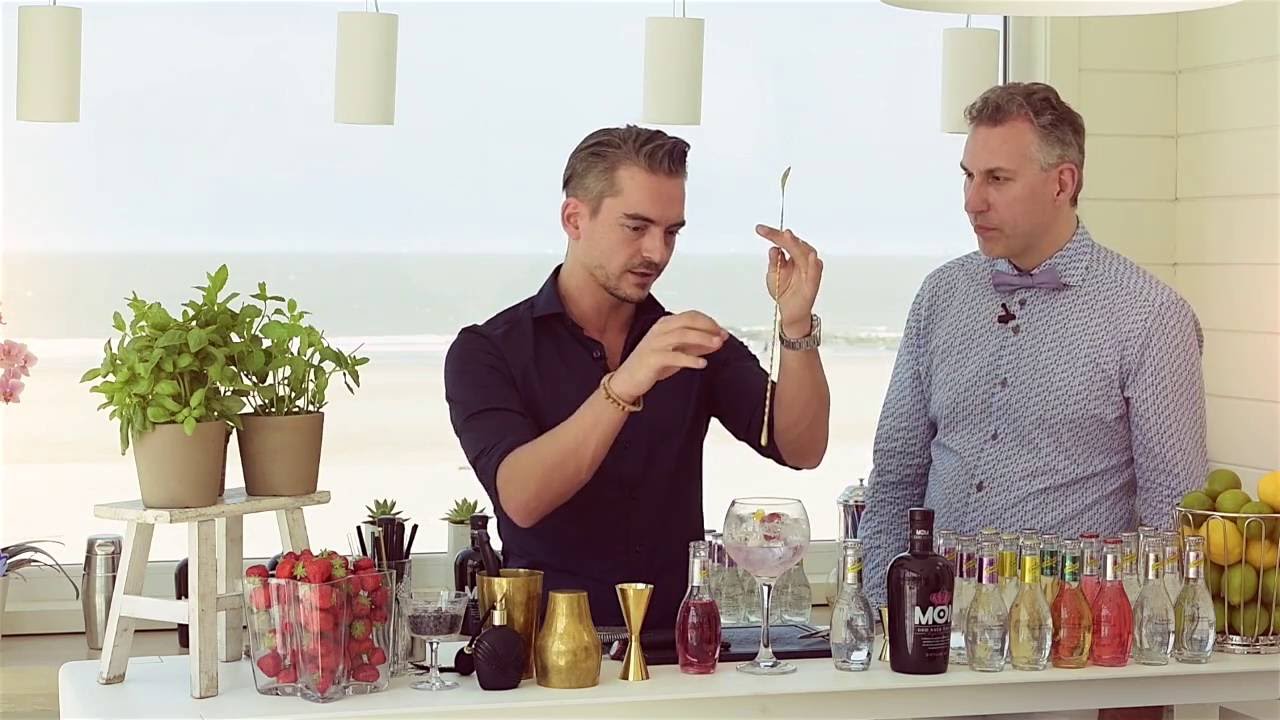 Mom gin tonic maken.
