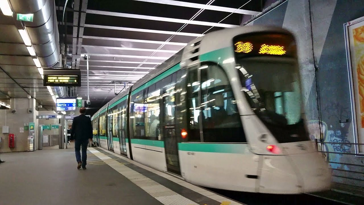 Tramway Alstom Citadis 302 de 2002 ligne T2 en gare de La Défense