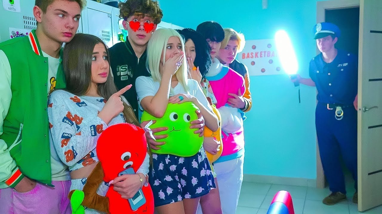 Ekstremalne nocowanie w szkole 🤫 Cheerleaderki ukrywają się przed policjantem | Historie w szkole