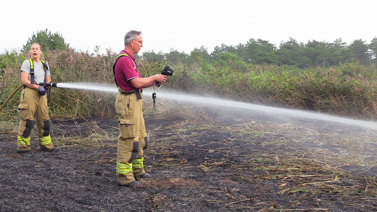 Brandweer blust lastig bereikbare duinbrand op Texel