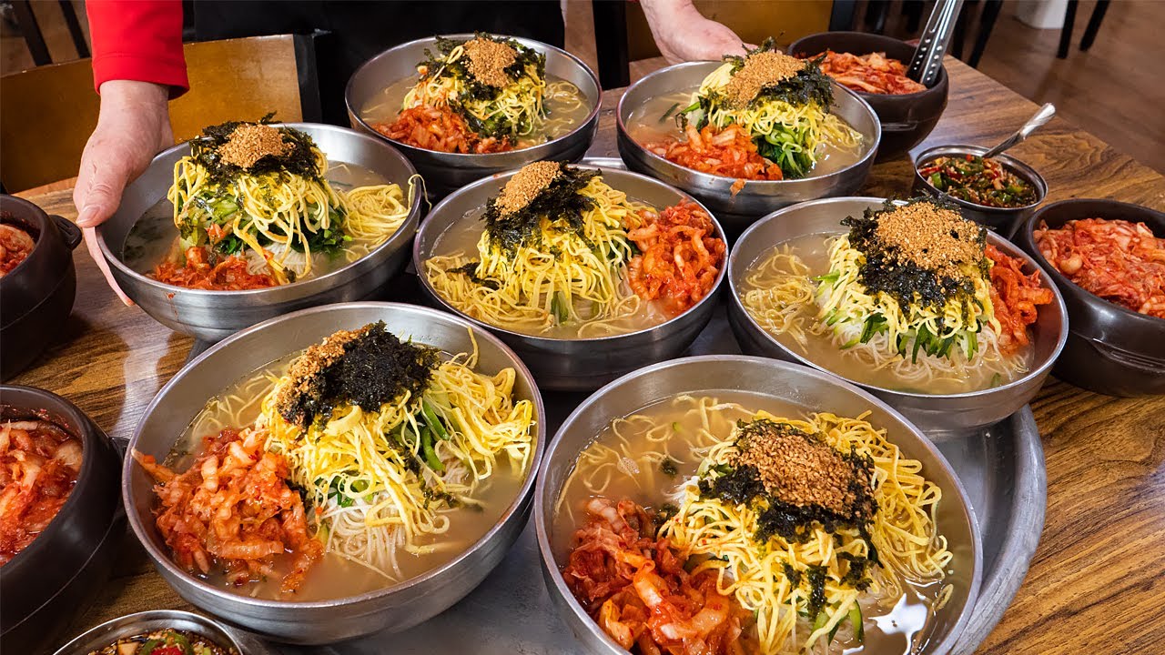 새벽 4시부터 만드는 탄수화물 폭탄 잔치국수! 곱빼기 시켰다 배찢어지는 집!~ / Making dynamite Janchi-guksu - korean street food