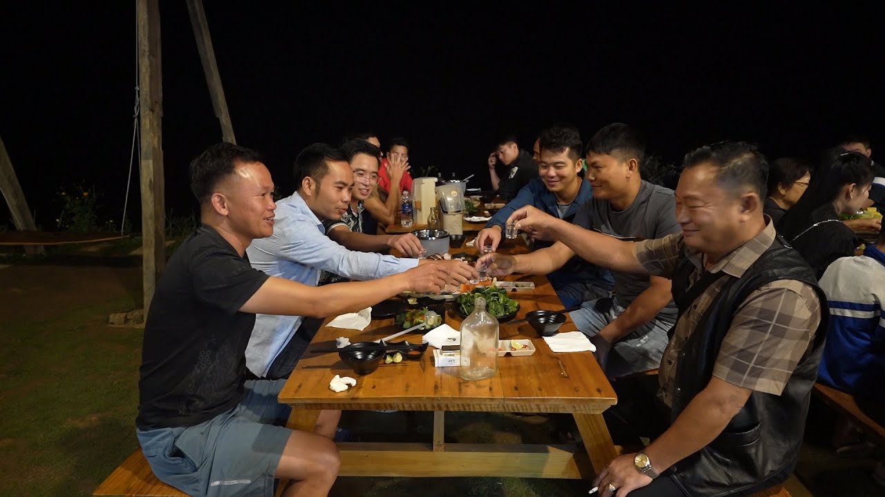Tiếp khách phương xa nửa vòng trái đất cùng Nguyễn Tất Thắng đến thăm nhà trên đỉnh Phìn Hồ