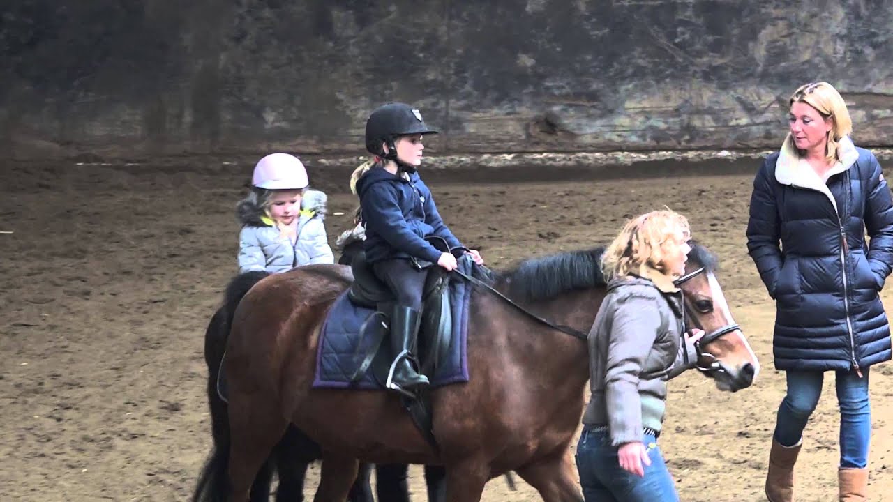 Kleuter en peuter rijden op manege Bleijenberg 2016-03-18