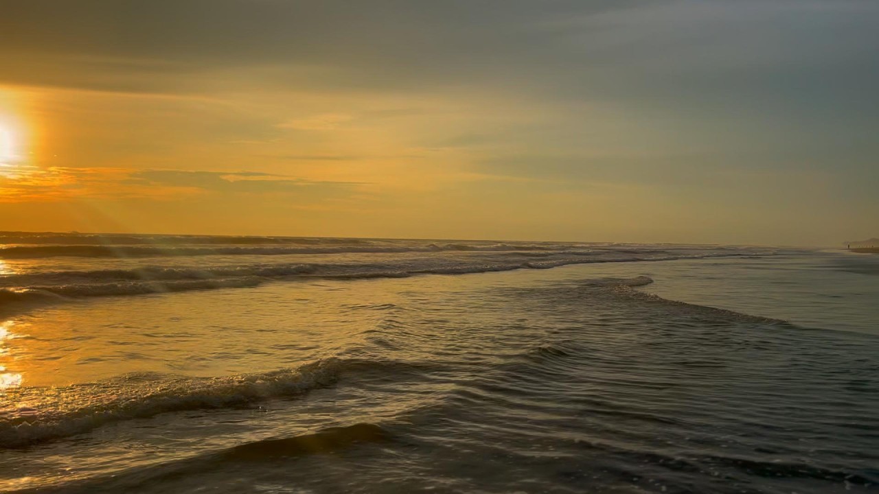 Full Un-Looped Sunset on a Tropical Beach | 1 Hour Calming Ocean Waves for Deep Sleep | 4K ASMR