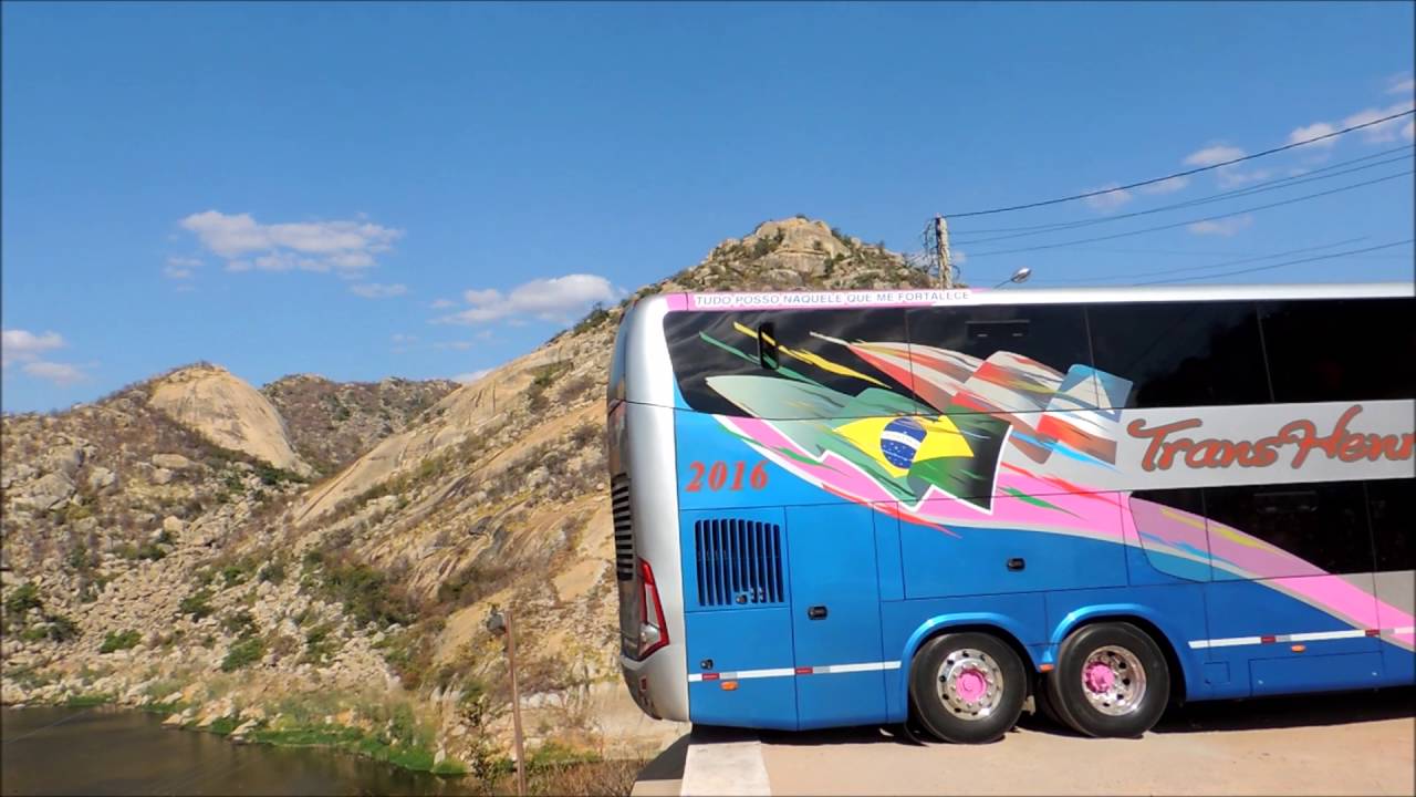 Manobra difícil de um motorista de ônibus Scania Double Decker