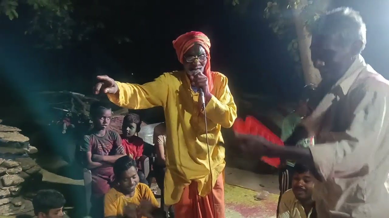Ek bar jarur dekhen aur sune kitne purane geet dada ji ga rahe hain