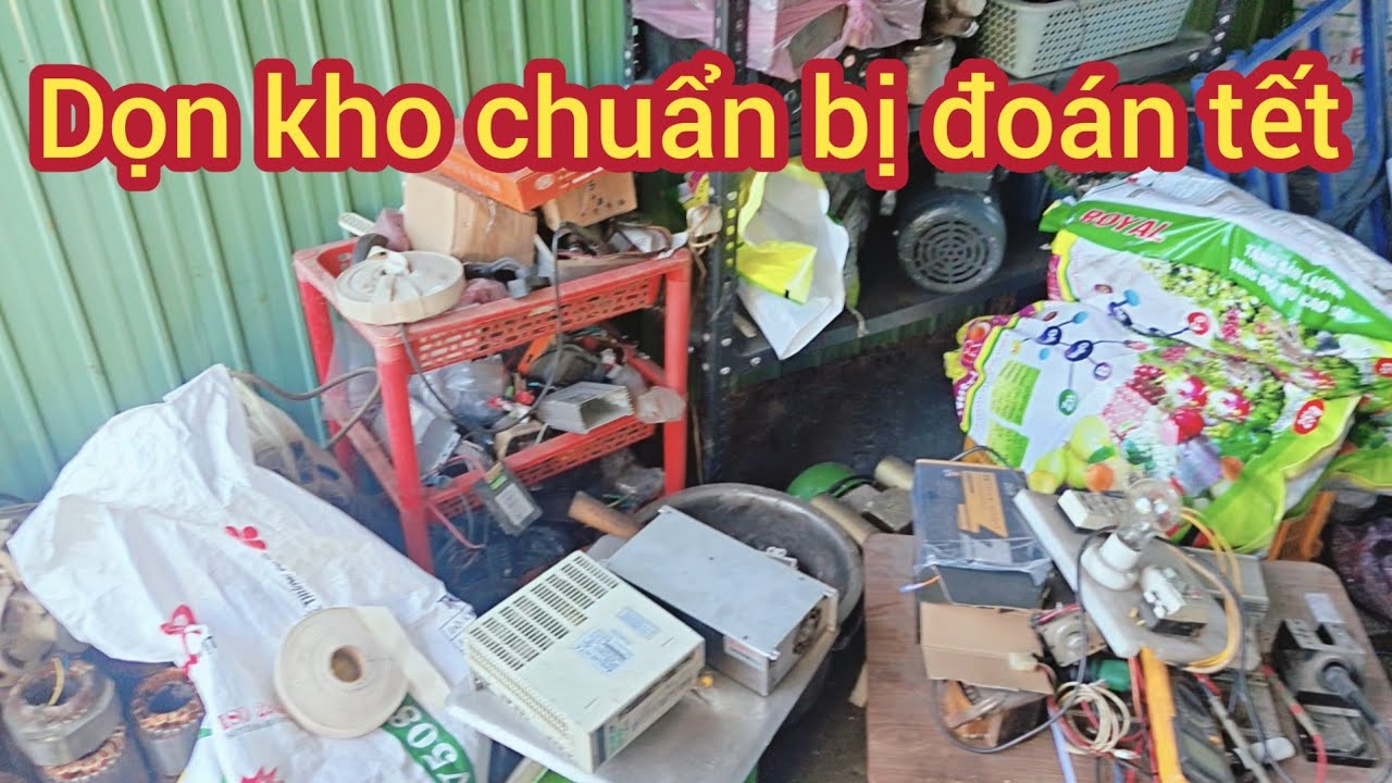 Dọn kho chuẩn bị đón năm mới