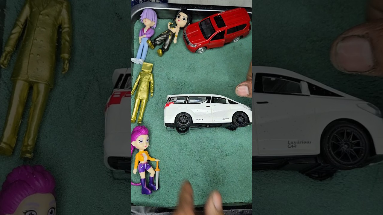 Даже два минивэна превратились в металлические #игрушки #машины #автомобили #искусство