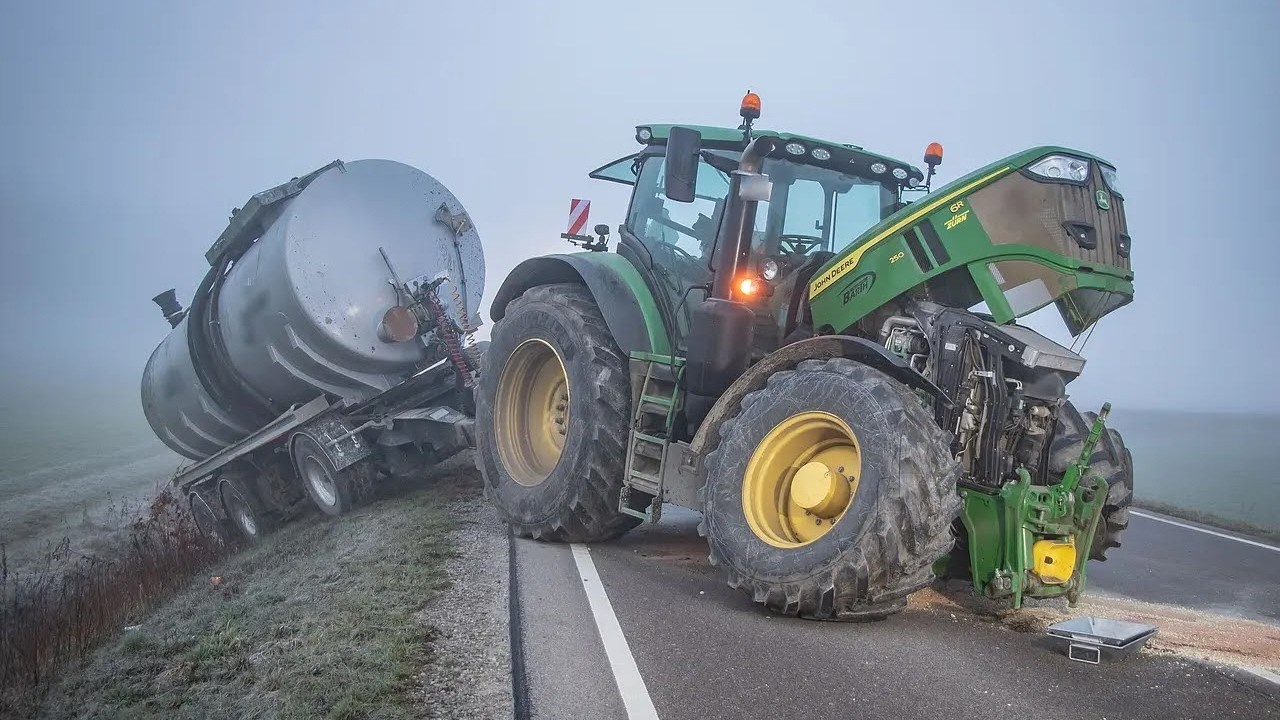 ТОП-10 минут! Опасные идиоты на тракторах | Экстремальные идиоты на работе с тяжелой техникой #1