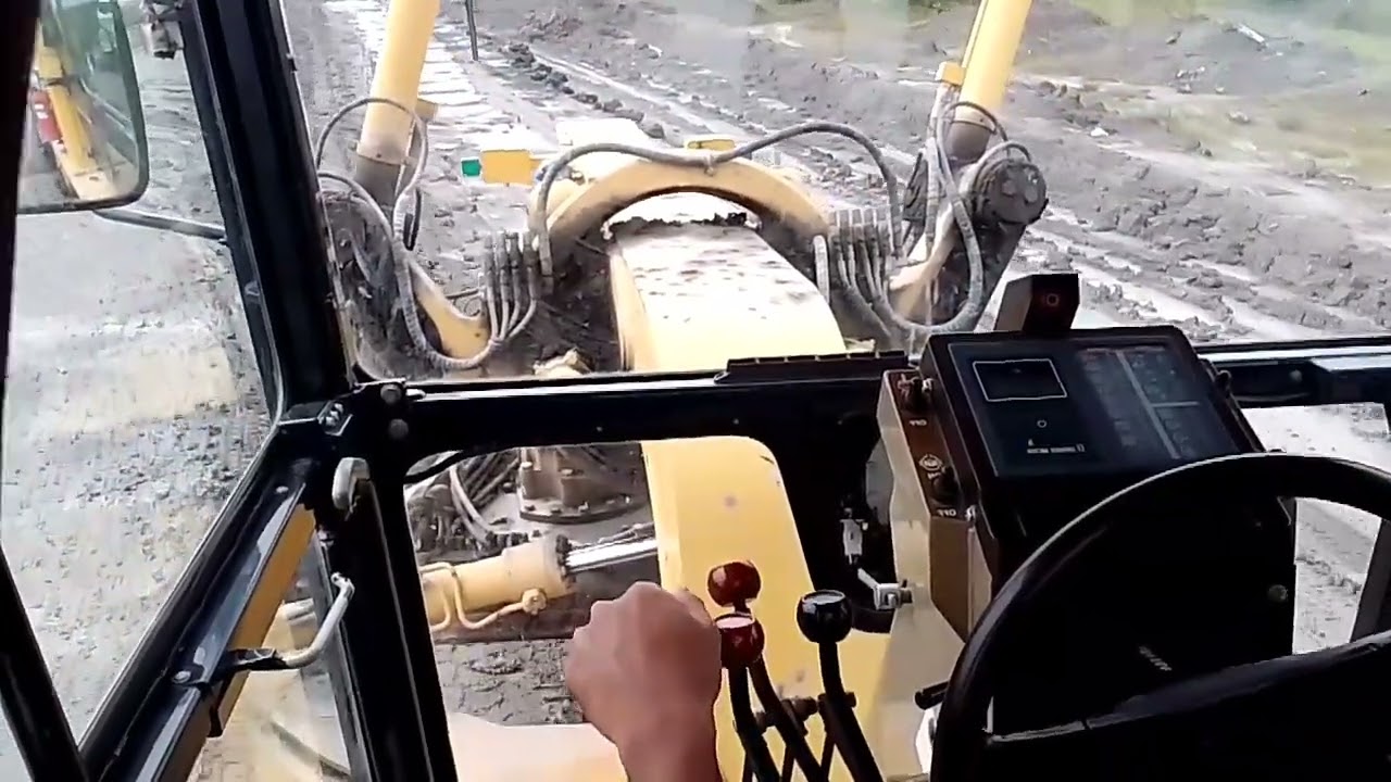 cara penyekrapan jalan tambang batubara setelah hujan dengan motor grader Komatsu 825