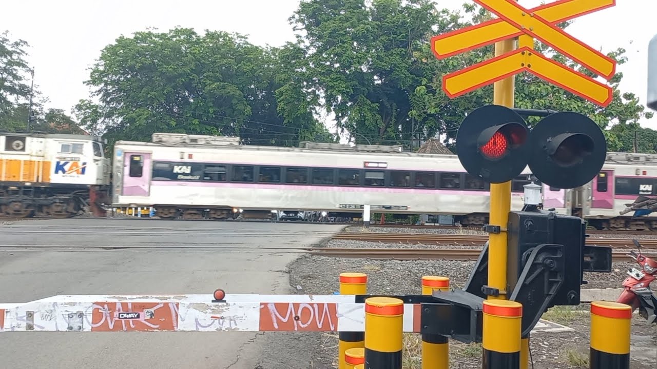 Kereta	Argo Semeru || Kereta Api Indonesia Railroad Crossing Indonesia || Perlintasan Kereta Api 
