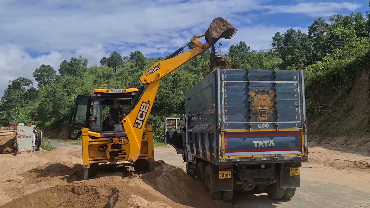jcb loading sand in a dump truck // backhoe loading sand