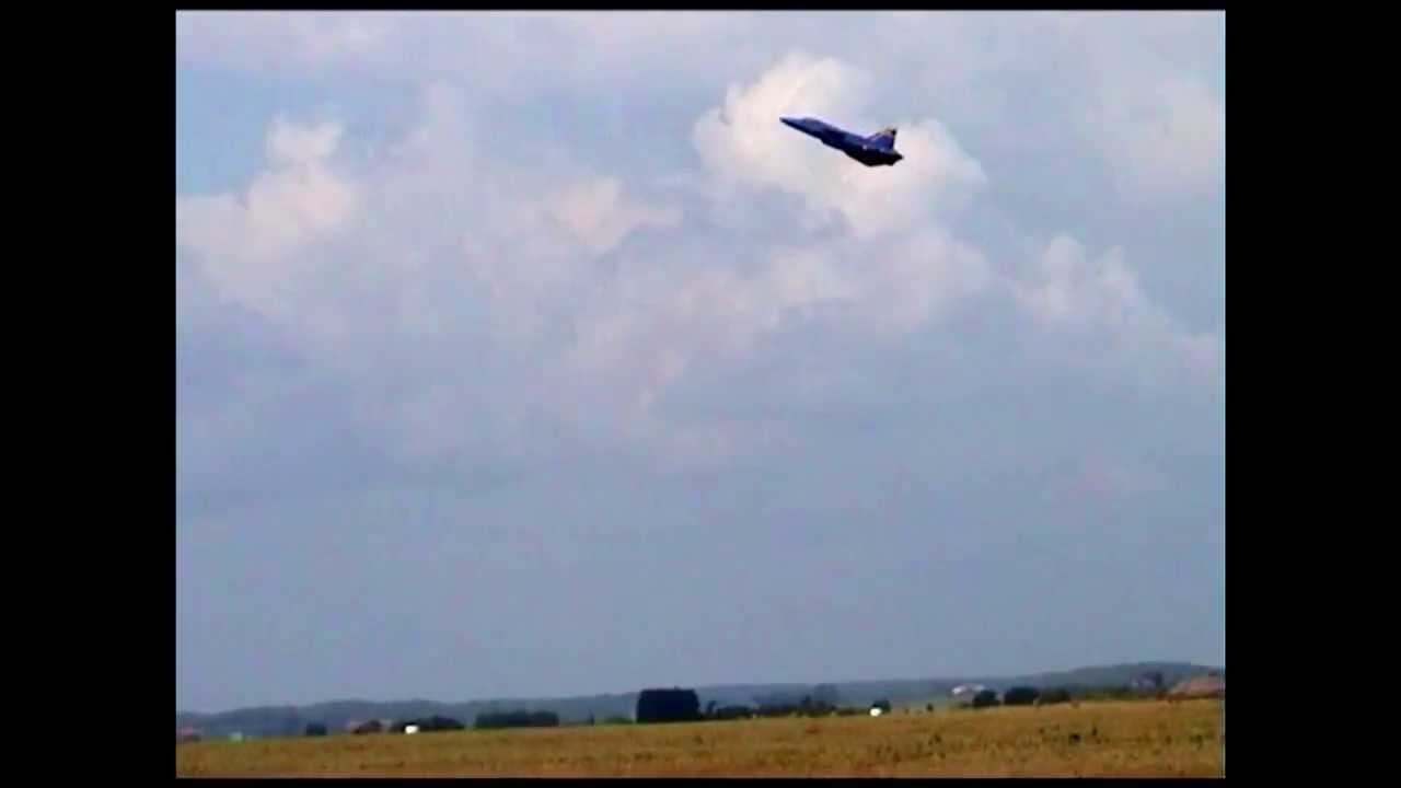 Saab JA-37 Viggen display at wing F16