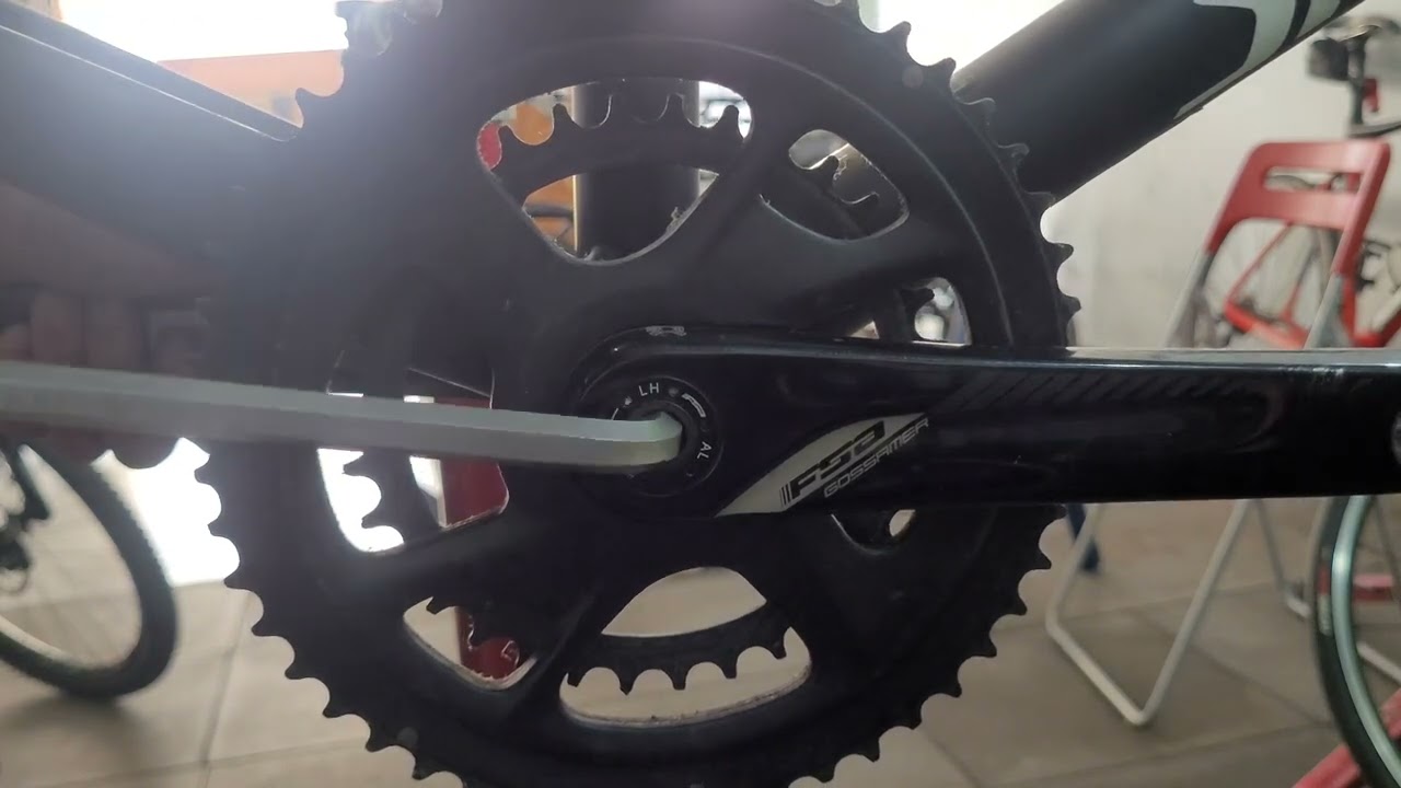 FSA GOSSAMER Self Extracting Crank removal Video. With 10mm allen. With fsa BB. Specialized allez.