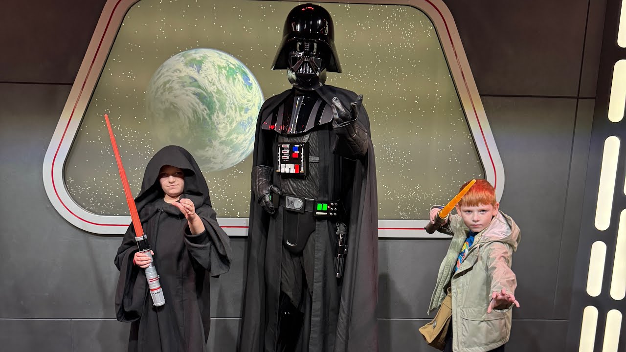 Noah meets his all time favorite Star Wars character! @StarWars @Disney @Disneyland 