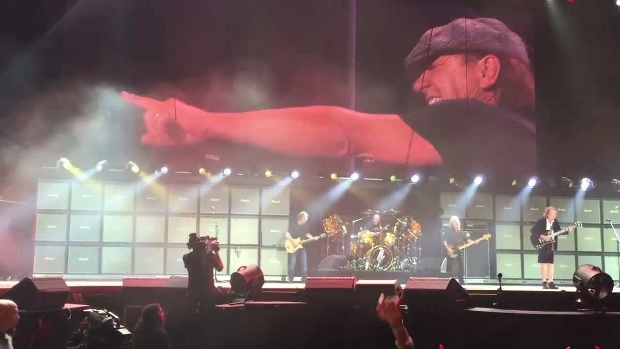 AC/DC - T.N.T. (Front Row @ Coachella 2015 Weekend 2)