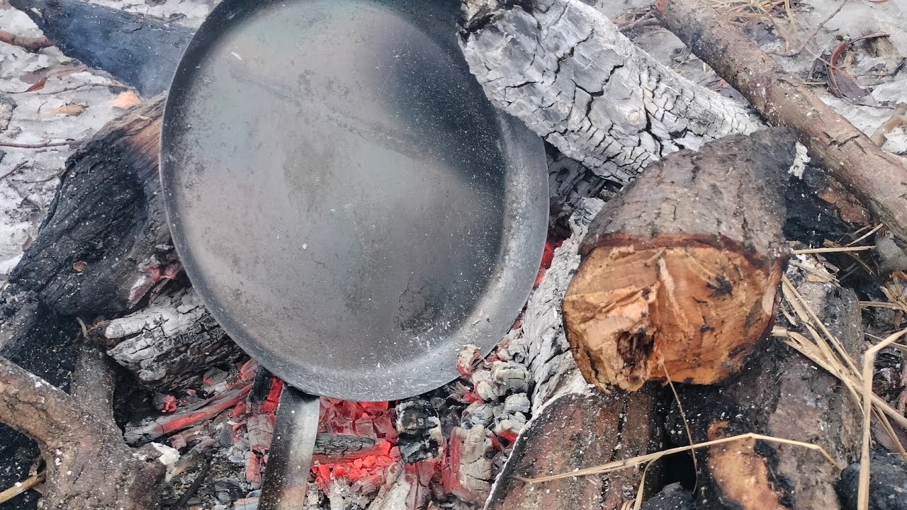 wypalanie patelni stalowej na ognisku zimą
