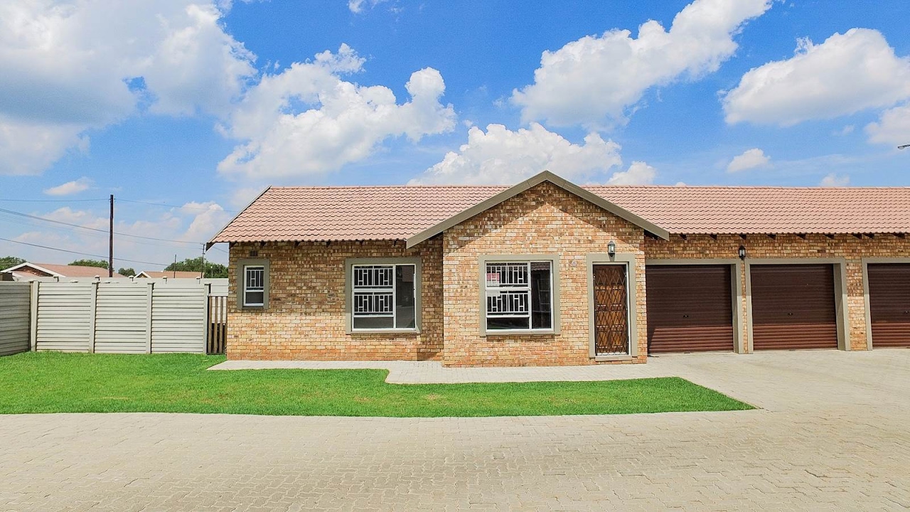 2 Bedroom Simplex for sale in Gauteng | Gauteng South And Midvaal | Meyerton | Riversda |