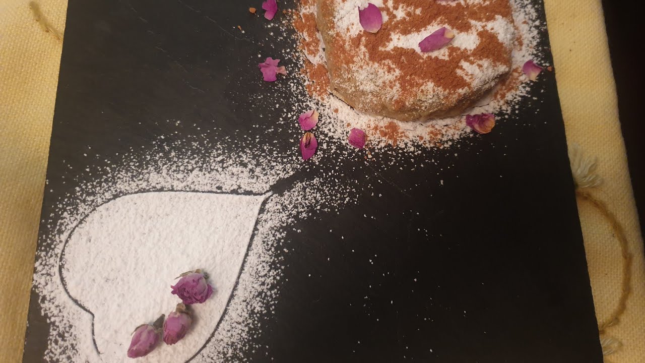 Pastela tradicional de pollo con almendra en españolبسطيلة الدجاج بالإسبانية
