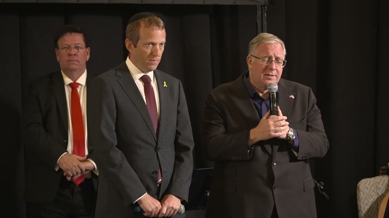 Rabbi Tuly Weisz and Joel Rosenberg pray for Israel at JPB 2024 Breakfast 30 05 2024