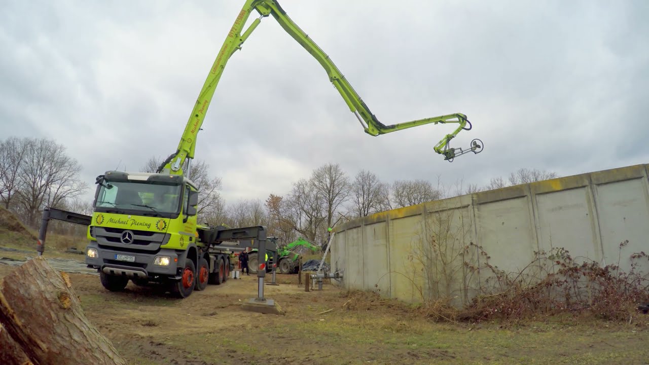 Der Güllemixer vom Lohnunternehmen Piening im Einsatz