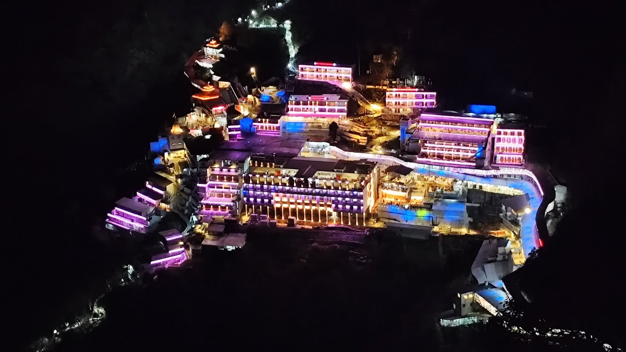 Hum gye apni 1st Wedding Anniversary pr vaishno devi maa ka aashirwad lene jai mata di 🙏❤️😘🥰