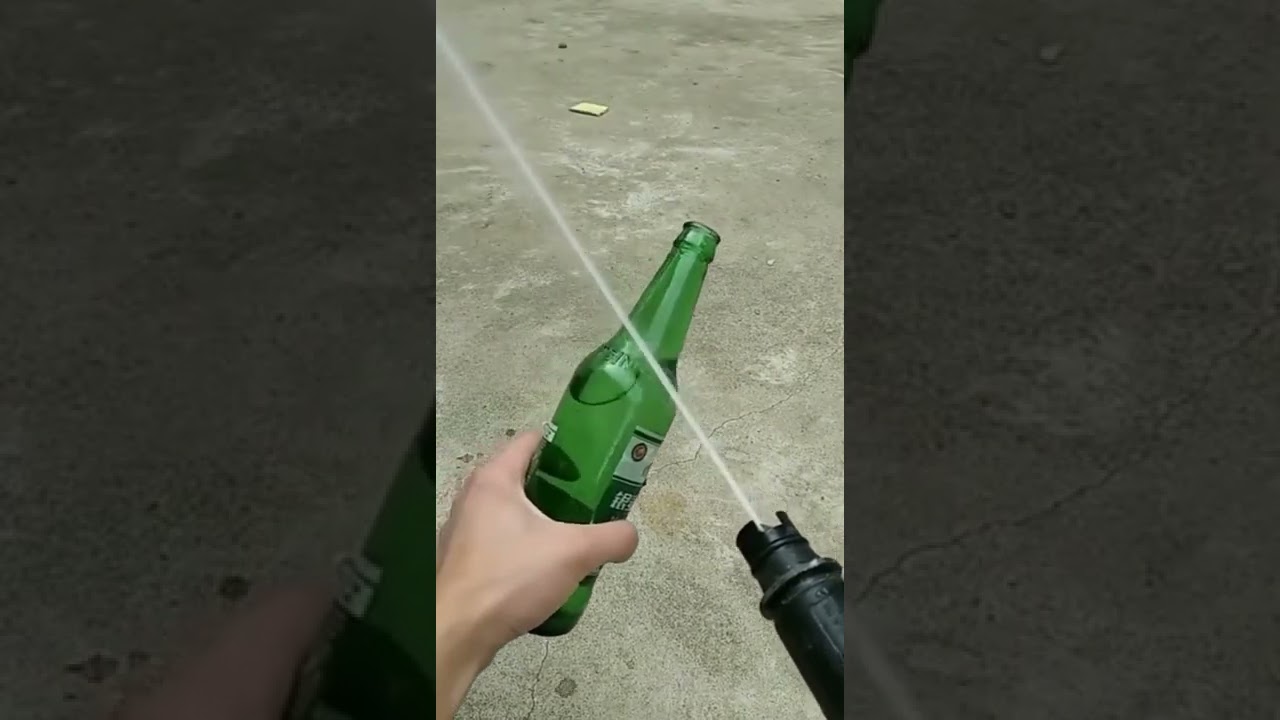 tazyikli su ile şişe kırmaya &ccedil;alışan adam