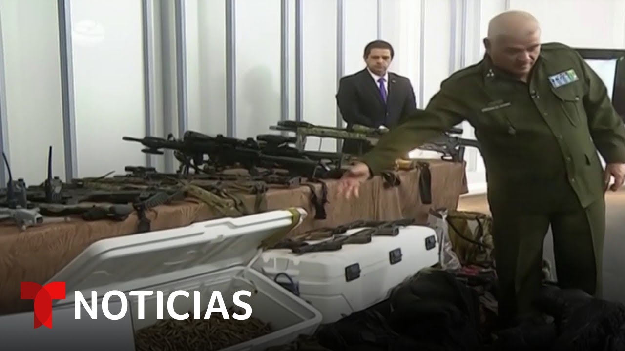 Cuba exhibe armas presuntamente incautadas en lancha baleada | Noticias Telemundo