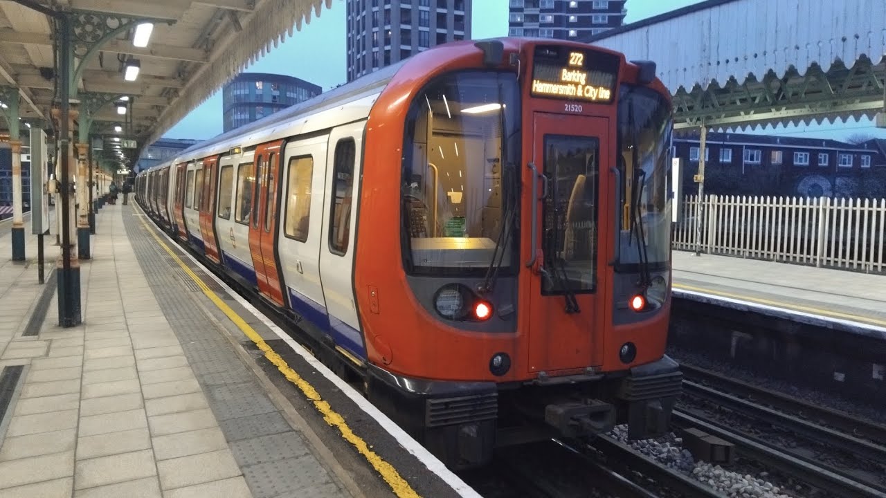 (Wrong Blinds) - (H&C Line) - Circle Line - S7 Stock - (272) - at Plaistow Tube Station - 25/01/2026