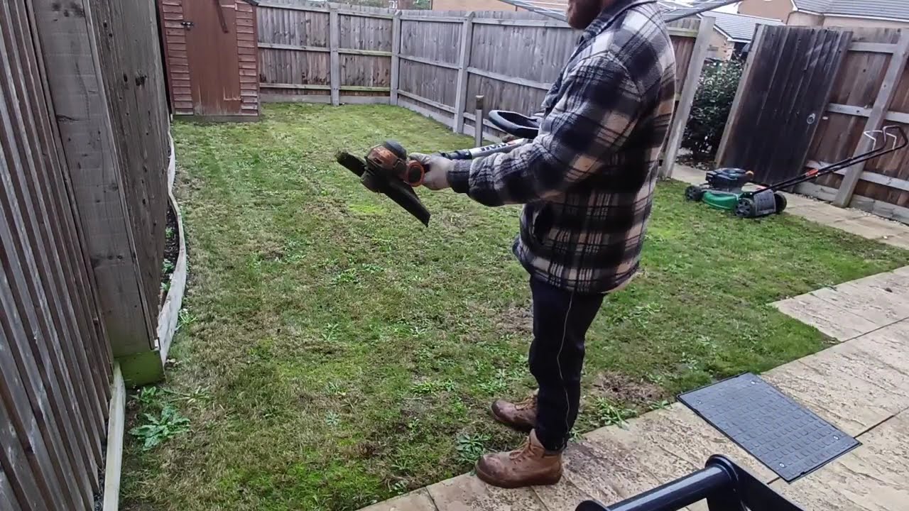 Too many weeds in lawn 🌱⚠️ monthly grass cut ✂️ #satisfying #gardening #lawncut #lawncare #weeds 