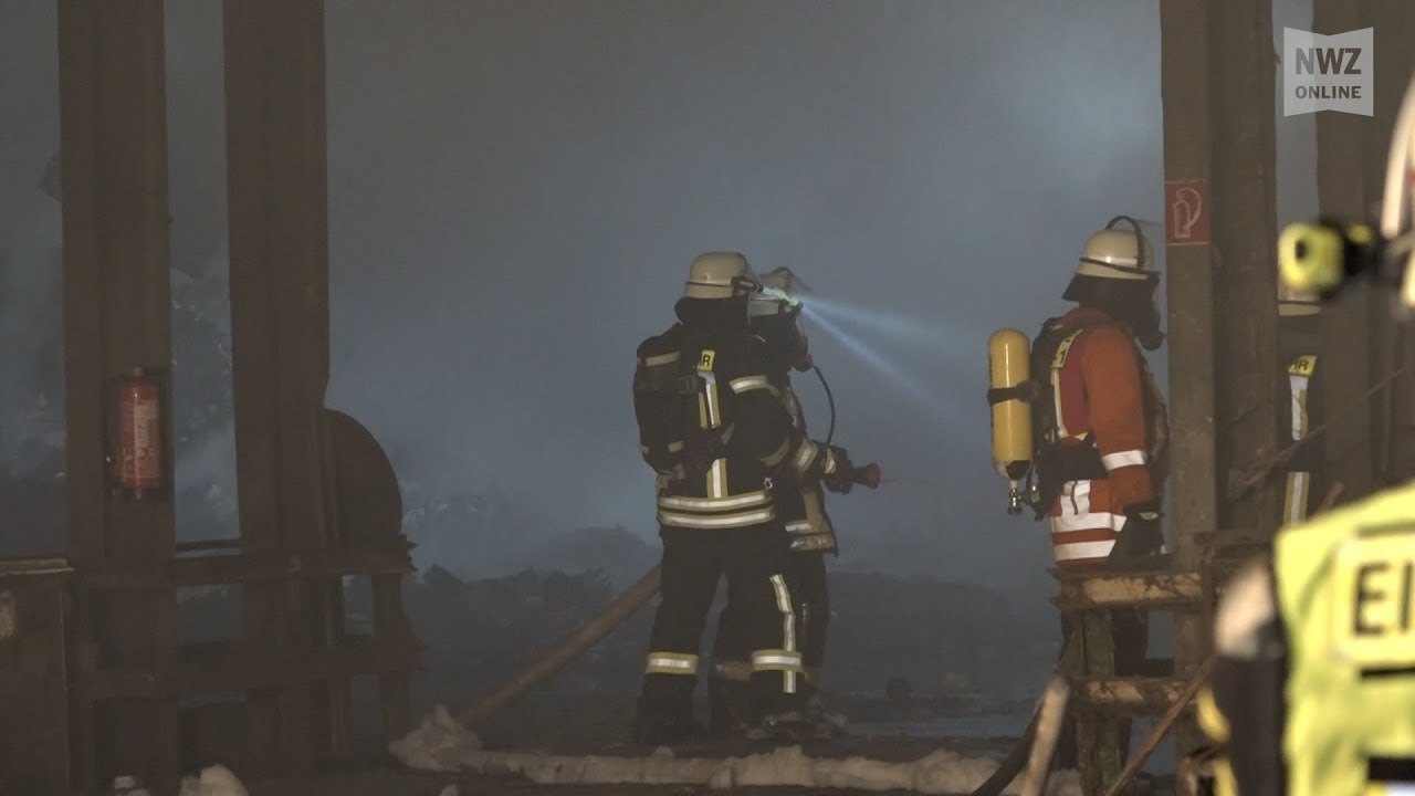 Großbrand in einer Halle mit Sperrmüll in Cuxhaven