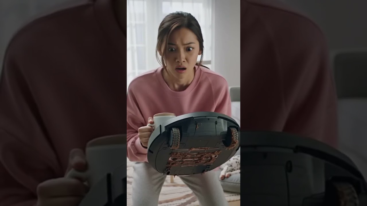 Robot Vacuum’s Worst Nightmare 🤖💩 #shorts  #DogLife #RobotVacuum #PetFail #HomeChaos #FunnyShorts
