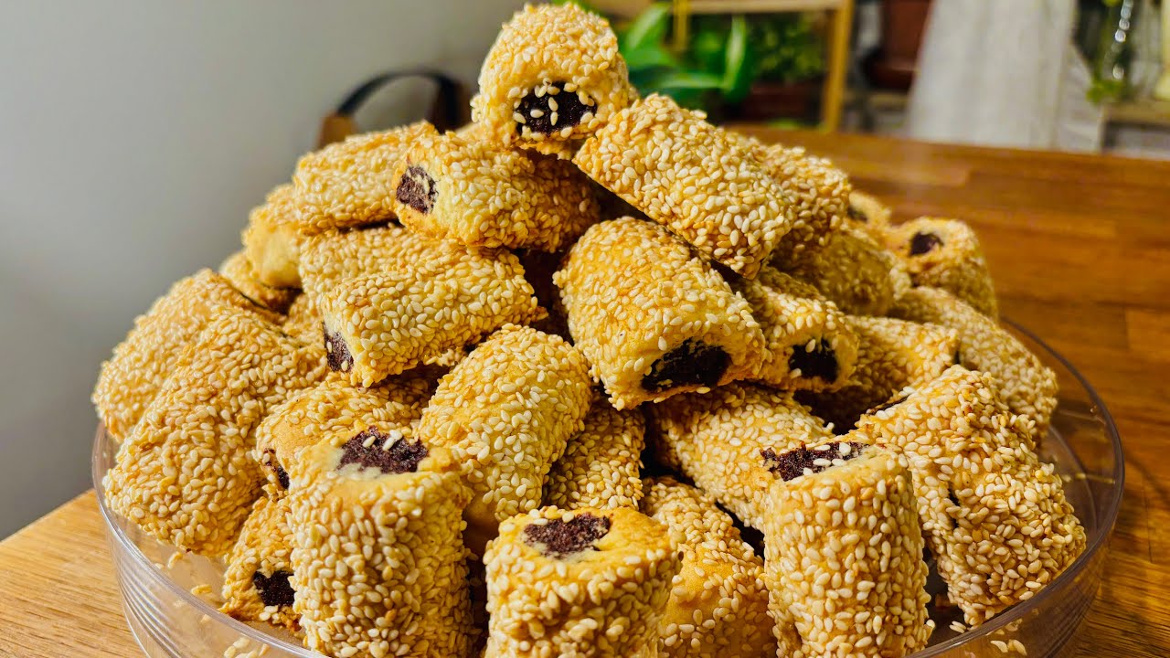 أصابع التمر المحشي المغطى بالسمسم الذهبي ✨ بطعم زمان هش وناعم💫