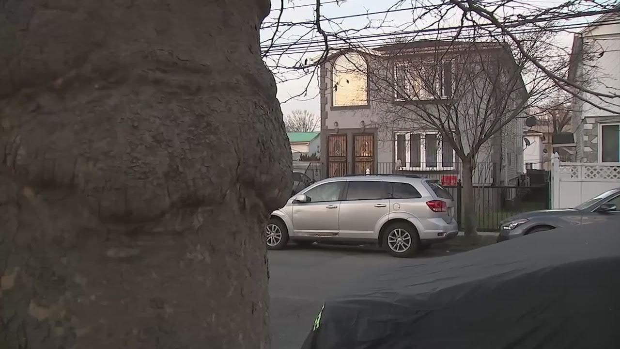 75-летний муж обвинен в убийстве после обнаружения останков его жены в Квинсе.