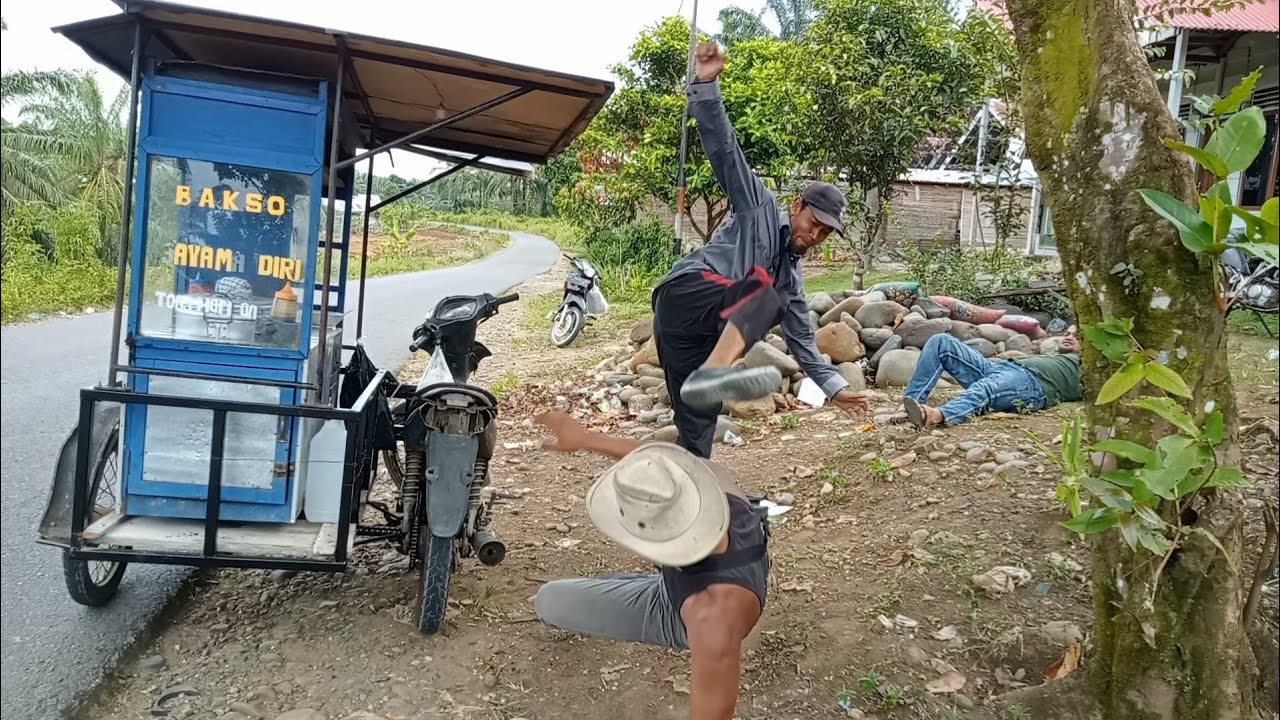 TUKANG BAKSO TERNYATA JAGO KARATE.. HAJAR DUA PREMAN LANGSUNG TUMBANG (film pendek penarik tv1)