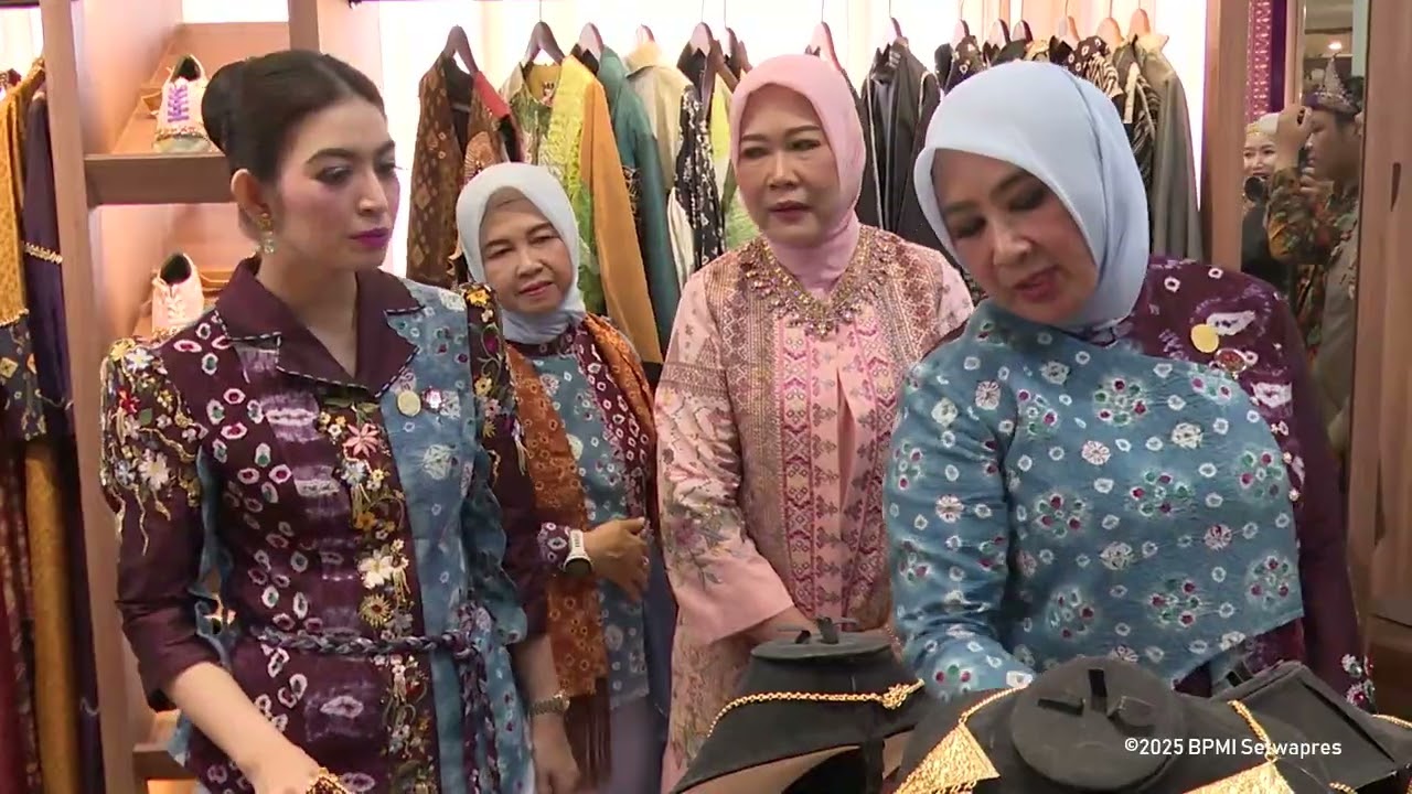 Ibu Selvi Gibran Rakabuming Tinjau Pameran Wastra Nusantara di Palembang, Sumatera Selatan
