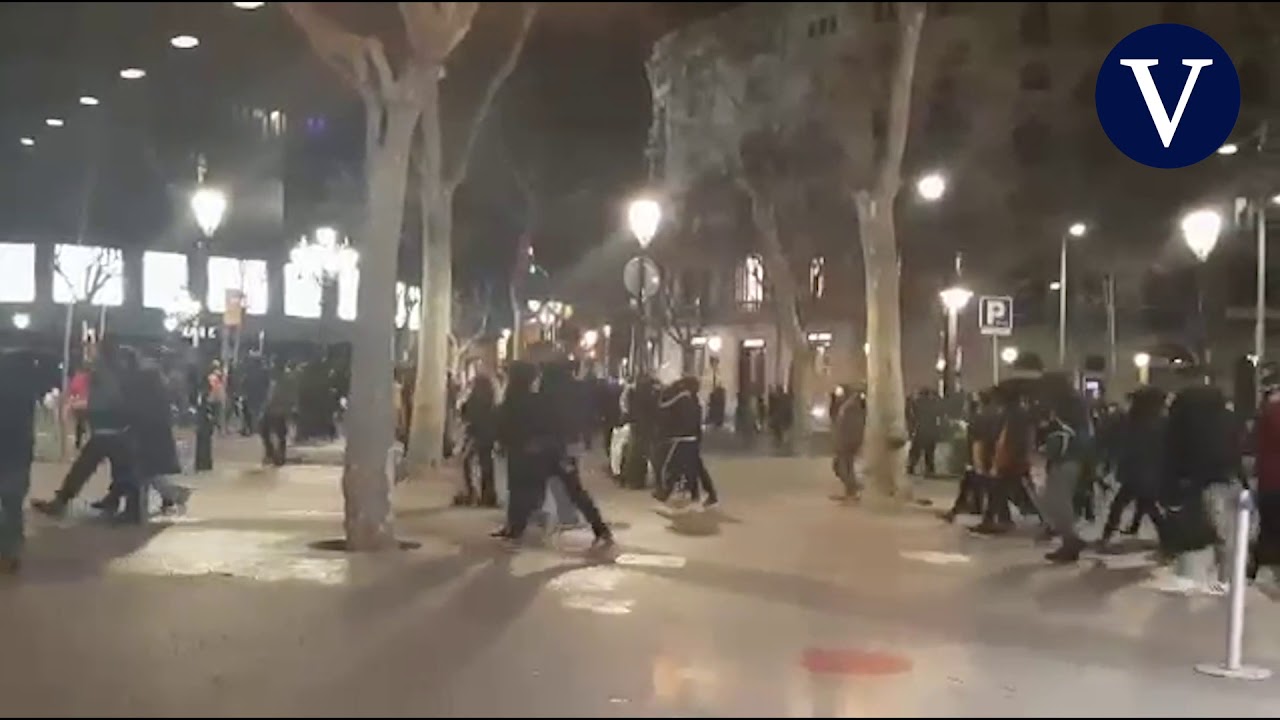 Siguen los saqueos en la quinta noche de altercados en Barcelona