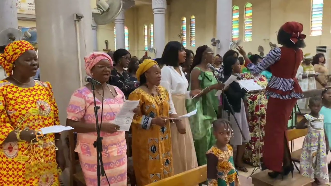 Tu es là au cœur de nos vies (L102 - Raymond FAU). Interprété par la Chorale Christ-Roi de Bamako.