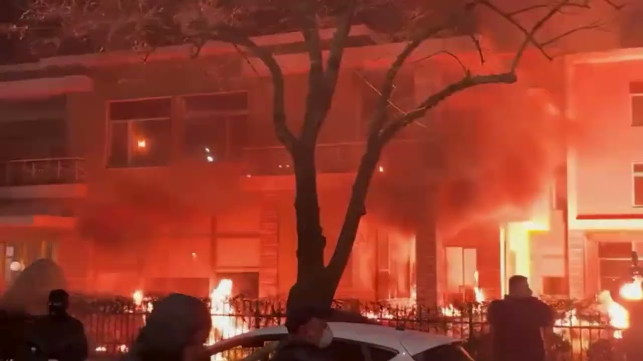 Top Channel/ Ish-vila e Enver Hoxh&euml;s n&euml; flak&euml;, protestuesit e PD hedhin &lsquo;bresh&euml;ri&rsquo; molotov&euml;sh dhe&hellip;