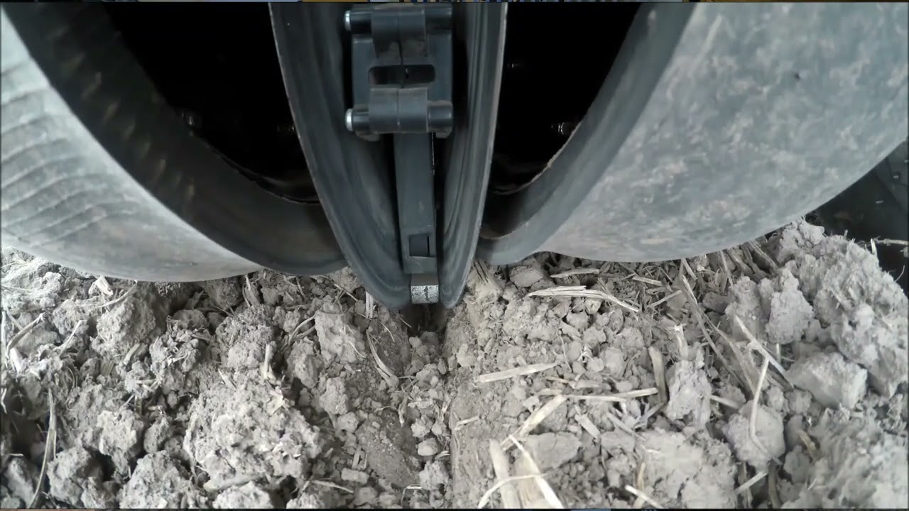 Precision Planting Delta Force csoroszlyanyom&aacute;s szab&aacute;lyz&oacute; rendszer.