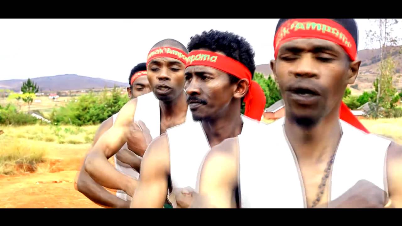 JOMAK' AMPAMA (Ny Hazo Midoroboka) - Isika