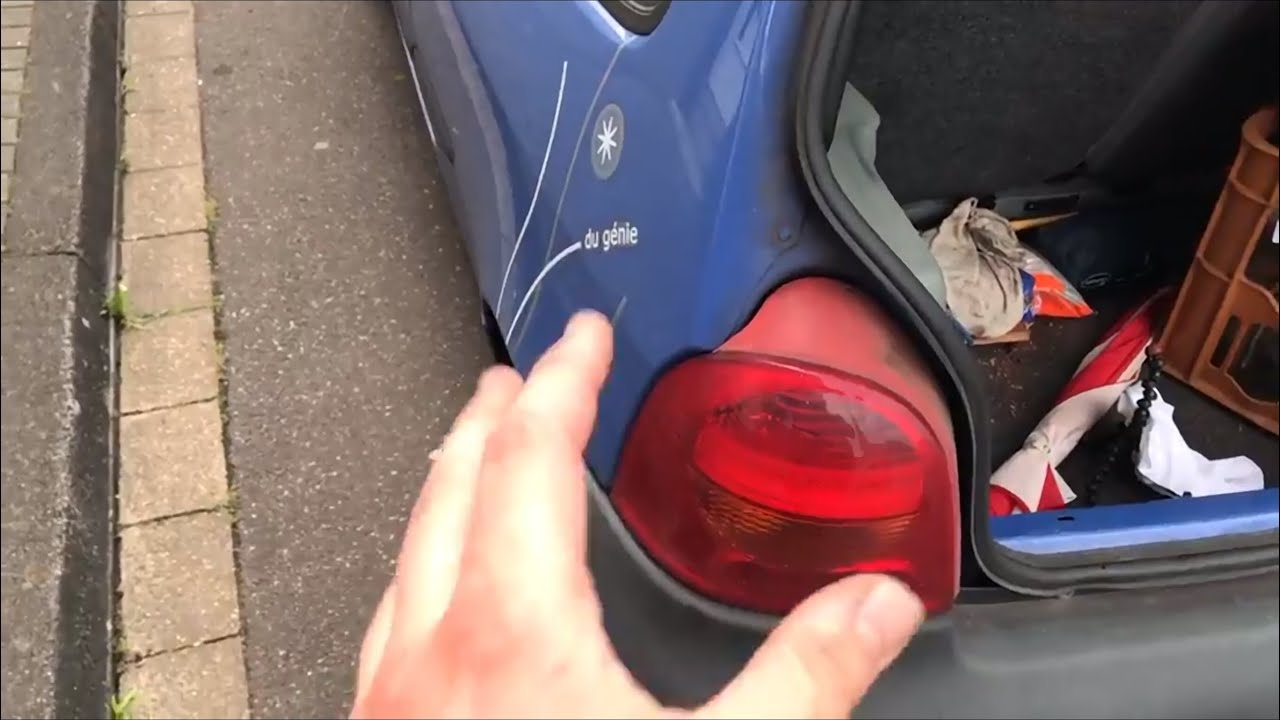 PKW Bremslicht wechseln Blinker ersetzen Autolicht austauschen Birne Renault Twingo hinten Anleitung