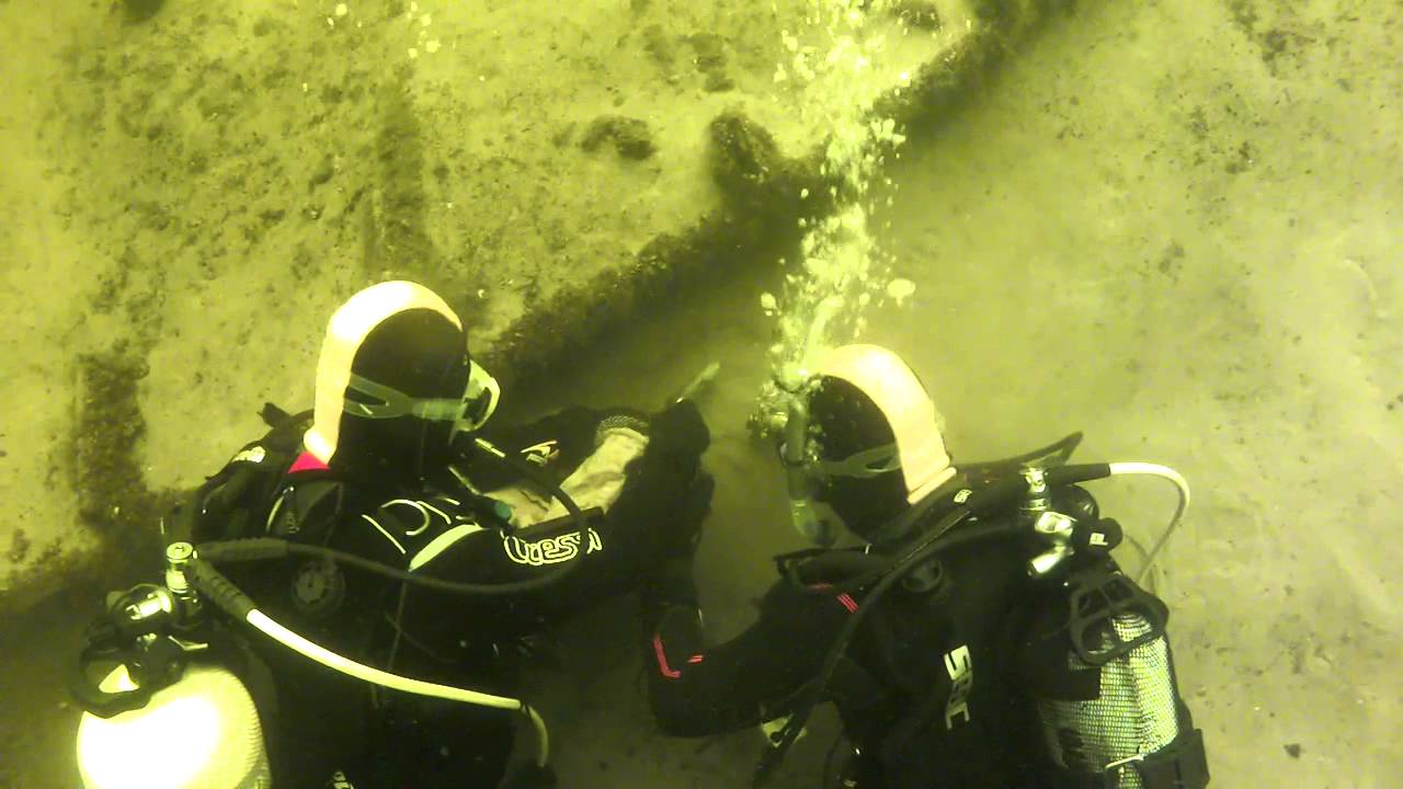 Marcel en Mike hebben het zware object gevonden en gaan het bergen met een hefballon