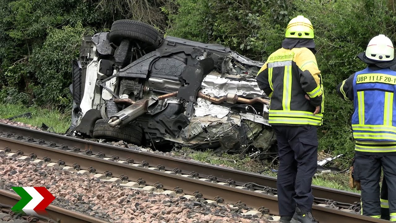 Zug erfasst Auto am Bahnübergang in Übach-Palenberg