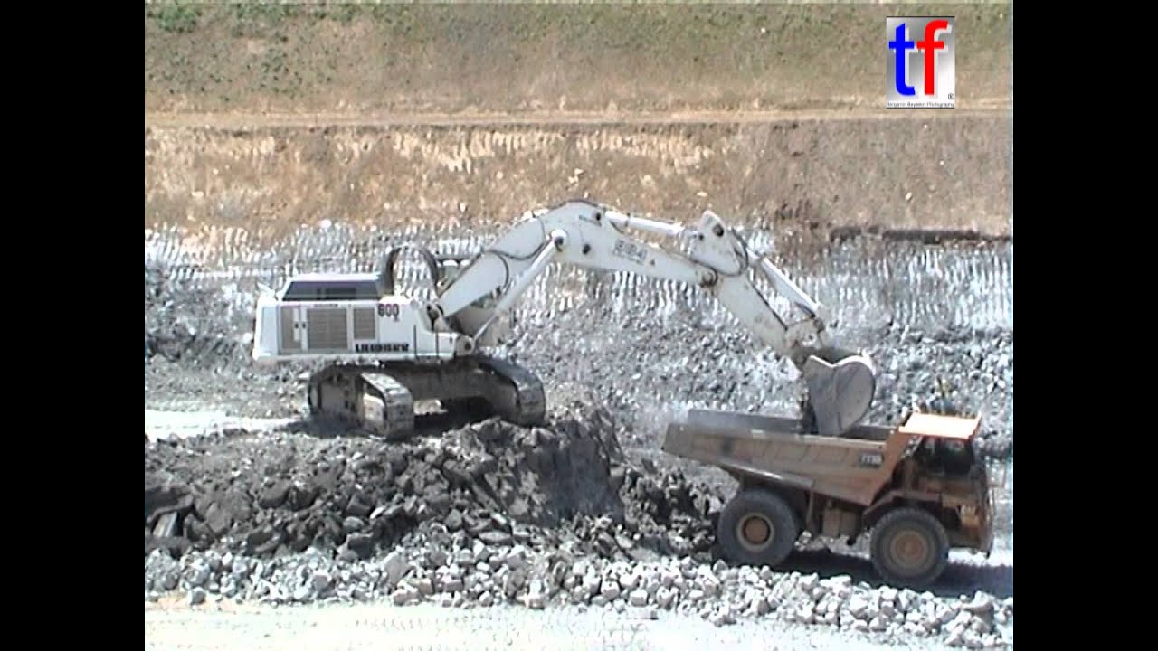 Liebherr R984C & CAT 773D, Entr. Deschiron, A 89, Combronde - La Brassee, France, 10.06.2004.
