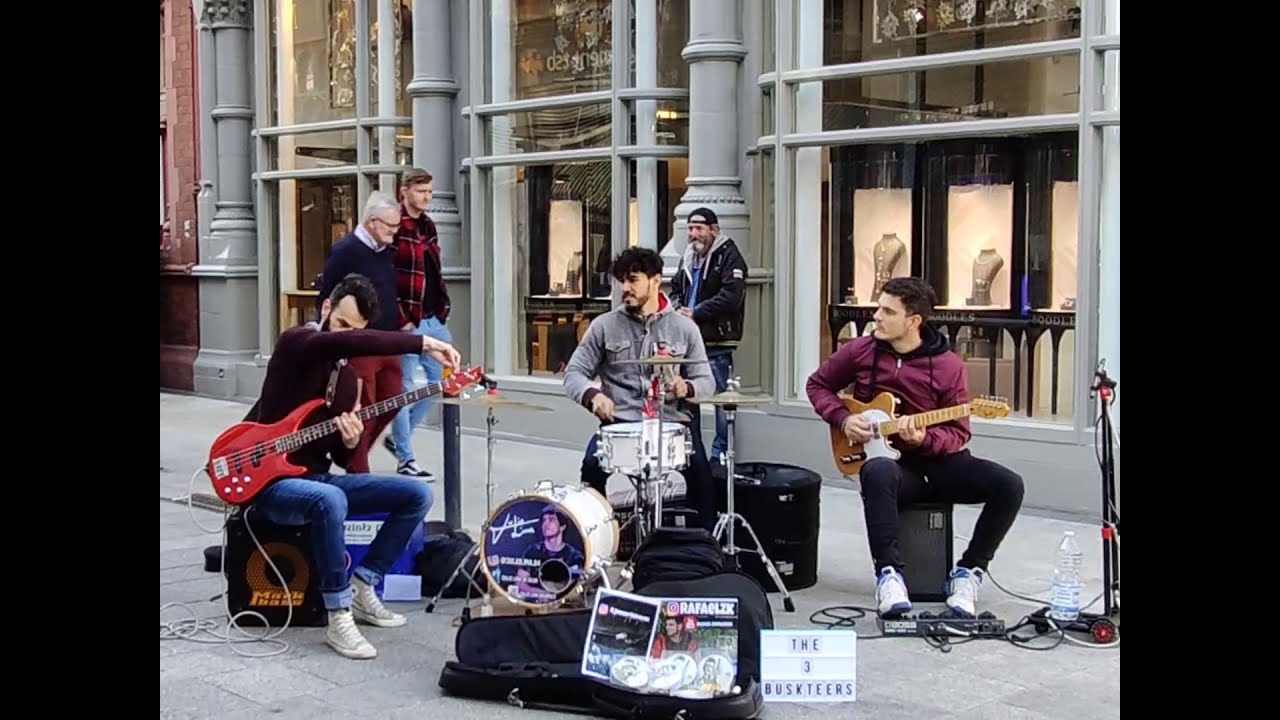 The 3 Busketeers at Grafton Street I Pink Floyd - Another Brick In The Wall